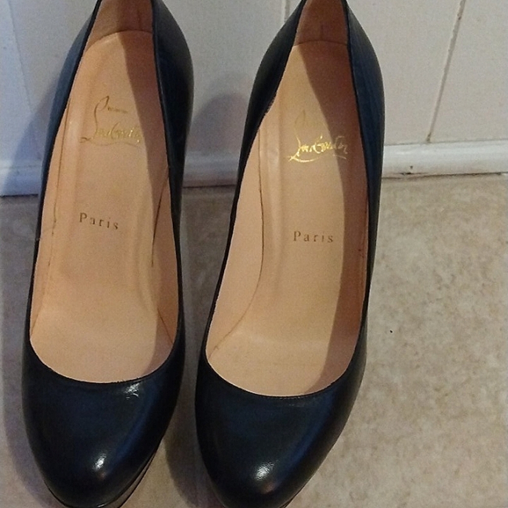Louis Vuitton, semi used, no scratches, bottoms are slightly scuffed.